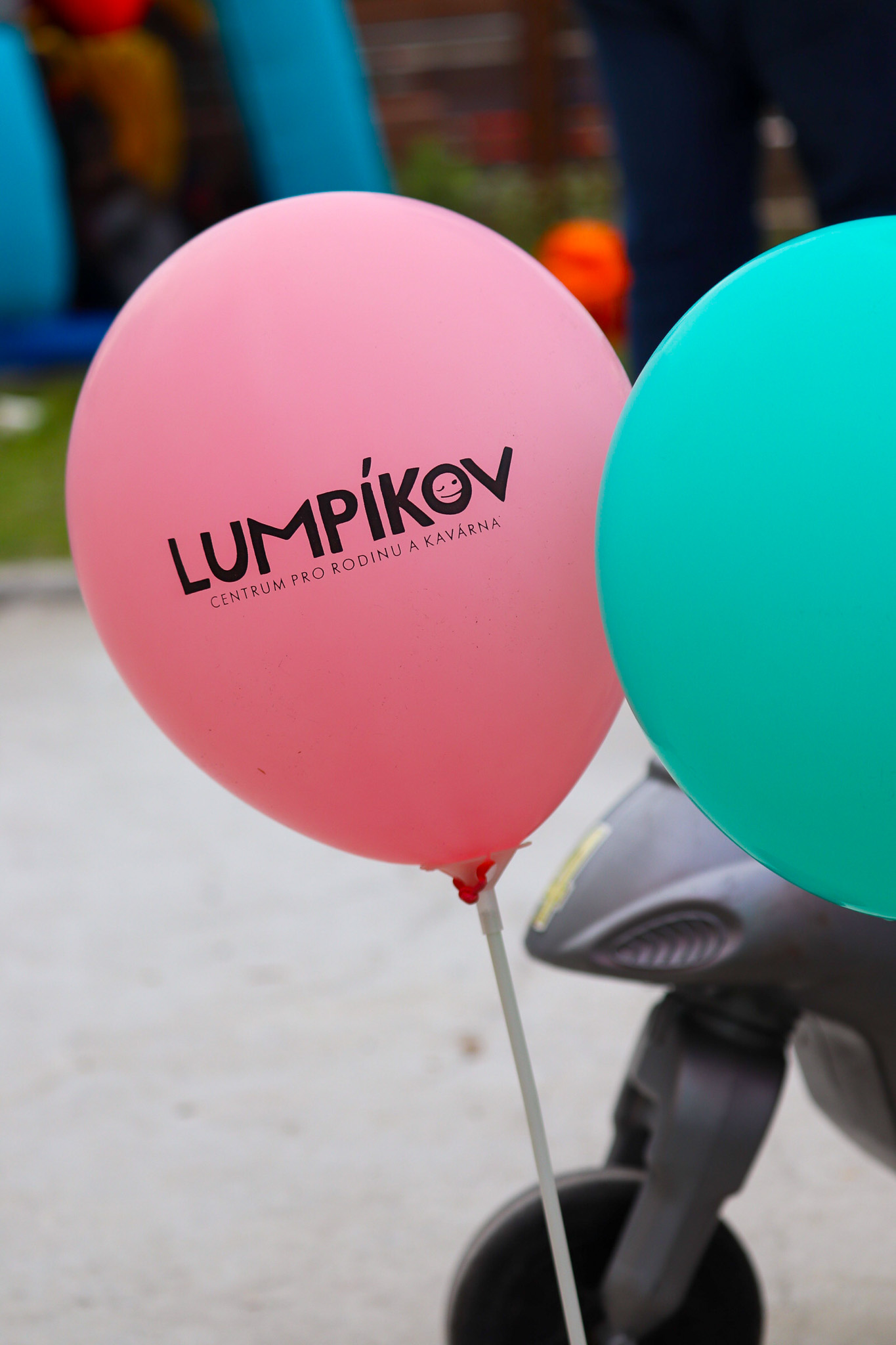 Lumpíkov oslavil na zahradní party novou adresu